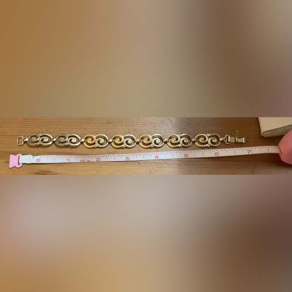 We Richard: Symmetrical scroll about/approximately 7” inches gold tone.bracelet - Picture 6 of 6